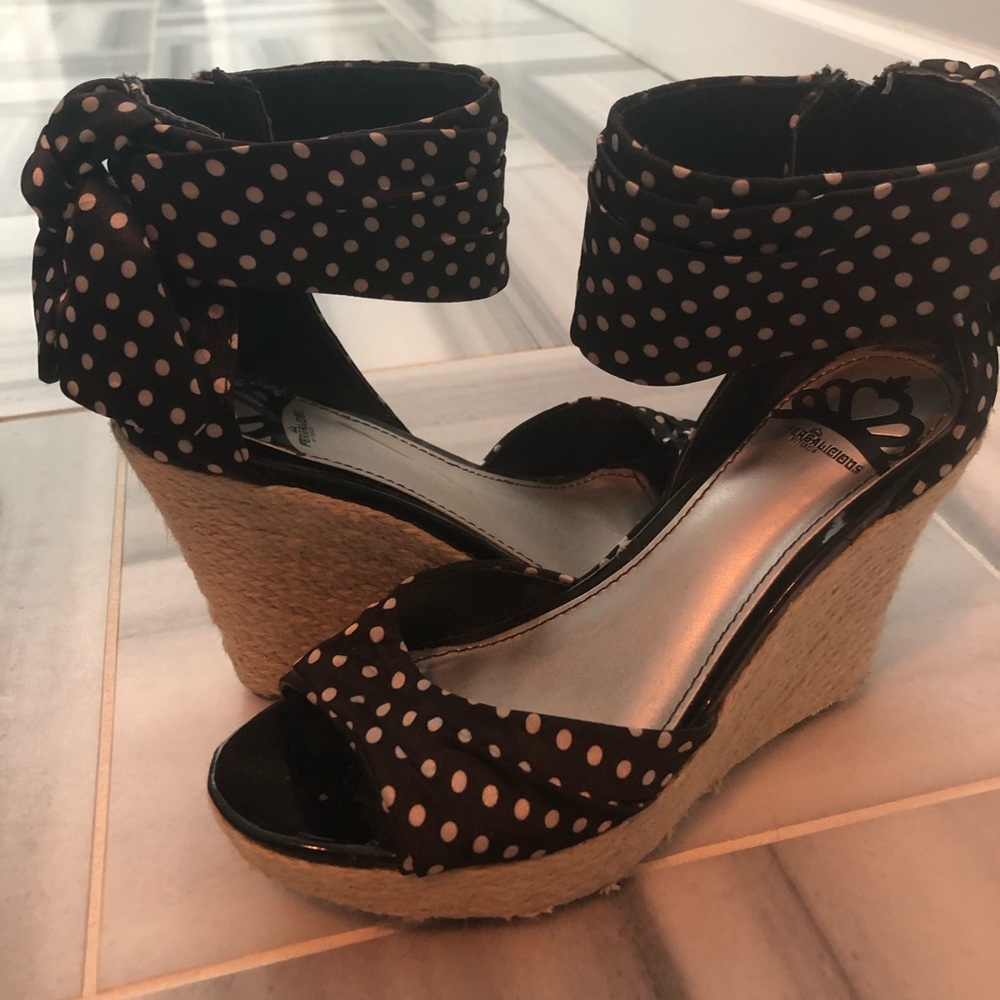 Bow back flirty wedges